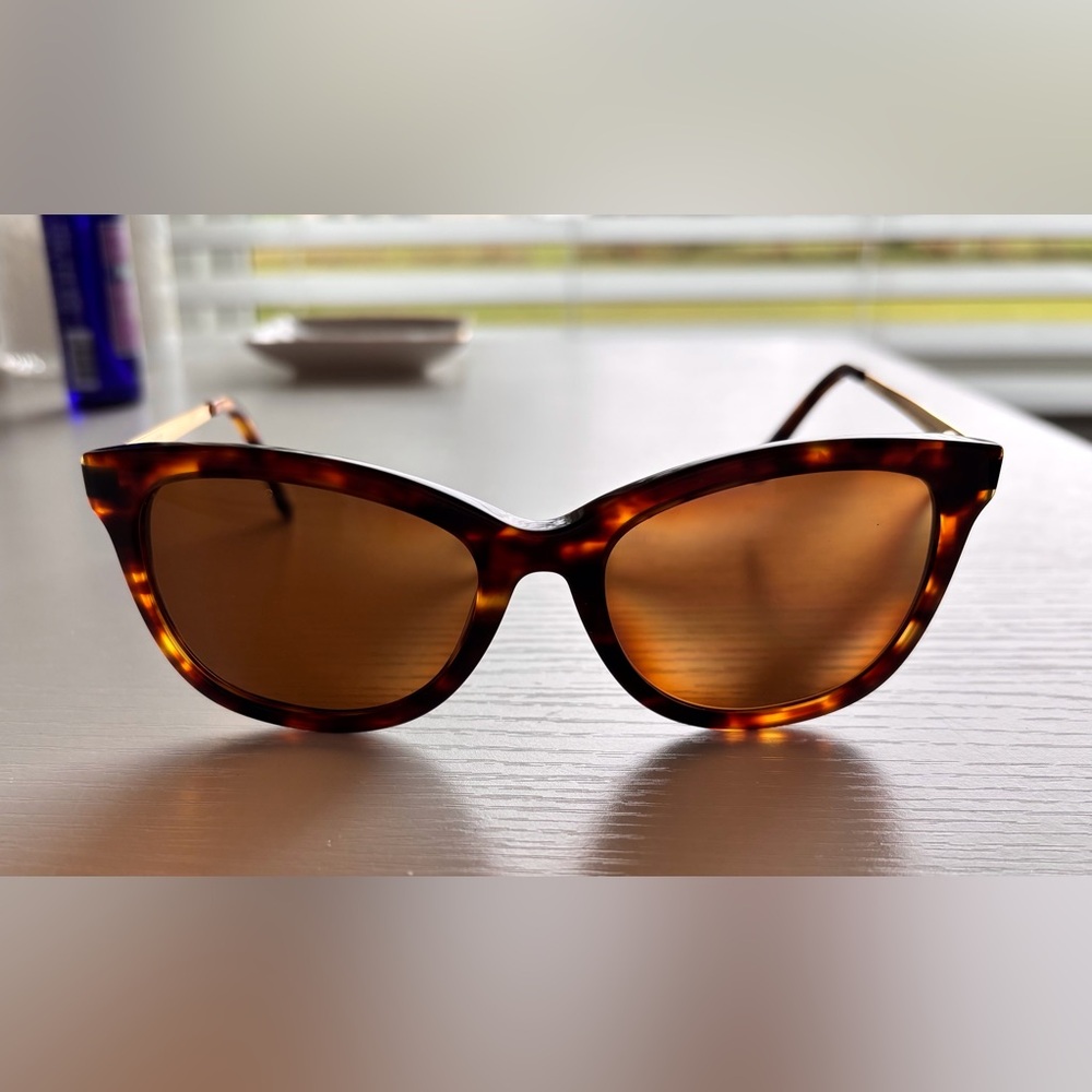 Tortoiseshell Cat-Eye Women's Sunglasses 😎 - MK Eyeglass Case
